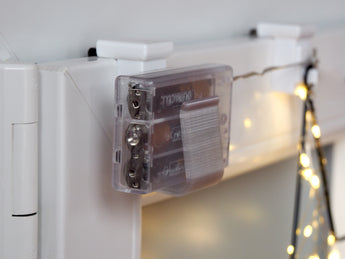 Weißer Fensterhaken mit Batteriehalter für AA-Batteriefach