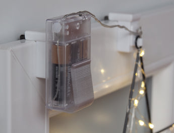 Batteriehalter am Fensterhaken – Detailansicht