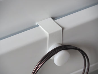 Metall-Fensterhaken mit aufgehängter Fensterdekoration