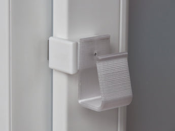 Montageansicht Fensterhaken mit Batteriehalter am Fenster