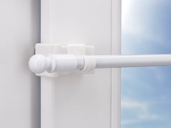 Gardinenhaken seitlich am Fenster mit Gardinenstange
