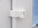 Kunststoff-Fensterhaken 10–24 mm seitlich am Fenster montiert