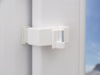 Kunststoff-Fensterhaken 10–24 mm seitlich am Fenster montiert