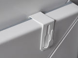 Schmaler Metall-Fensterhaken oben am Fenster montiert