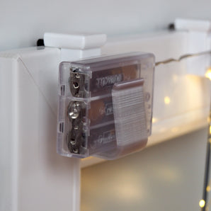 Weißer Fensterhaken mit Batteriehalter für AA-Batteriefach