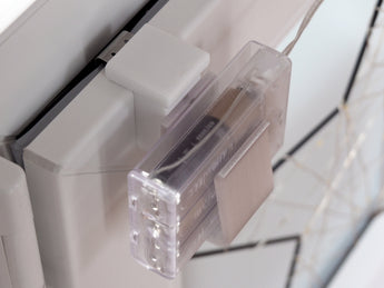 Weißer Fensterhaken mit Batteriehalter am Fenster montiert