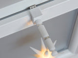 Weißer Fensterhaken mit Distanzhalter Größe L am Fenster mit leuchtendem Weihnachtsstern