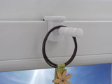 Weißer Fensterhaken mit Distanzhalter Größe M am Fensterflügel montiert