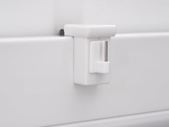 Verstellbarer Fensterhaken oben am Fenster montiert
