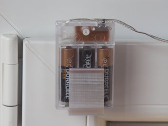 Weißer Fensterhaken mit Batteriehalter – Seitenansicht
