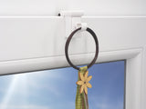 Gardinenhaken oben am Fenster mit Dekoration