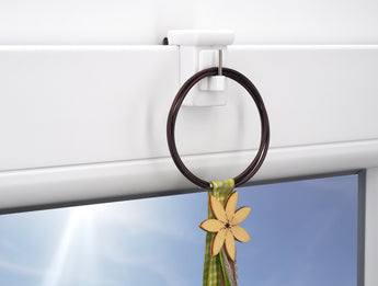 Verstellbarer Fensterhaken oben am Fenster mit Dekoration