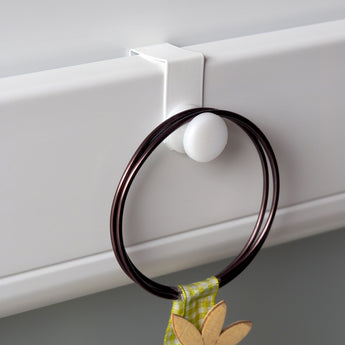 Metall Fensterhaken oben am Fenster mit aufgehangener Dekoration