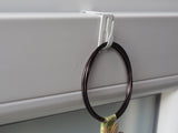 Schmaler Fensterhaken mit aufgehängter Fensterdekoration