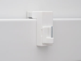 Kunststoff-Fensterhaken 10–24 mm oben am Fenster montiert