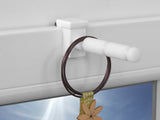 Weißer Fensterhaken mit Distanzhalter Größe L am Fensterflügel montiert