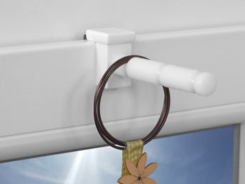Weißer Fensterhaken mit Distanzhalter Größe L am Fensterflügel montiert