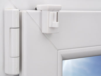 Verstellbarer Fensterhaken oben seitlich am Fenster montiert