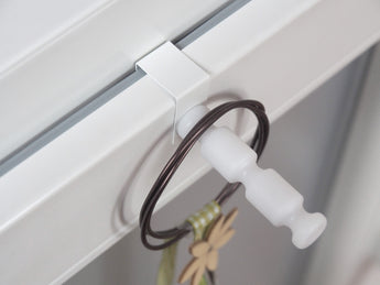 Fensterhaken mit schmalem Distanzhalter – Detailansicht
