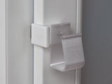 Montageansicht Fensterhaken mit Batteriehalter am Fenster