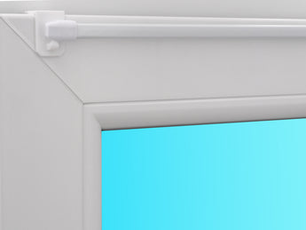 Weiße Gardinenstange Maui am Fenster – Montageansicht