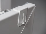 Weißer Metall-Fensterhaken 15–20 mm am Fenster montiert