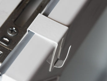Metall Fensterhaken geöffnetes Fenster oben eingeklemmt