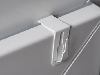 Schmaler Metall-Fensterhaken oben am Fenster montiert