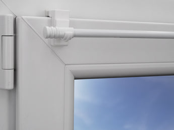 Kunststoff-Fensterhaken oben am Fenster mit Gardinenstange